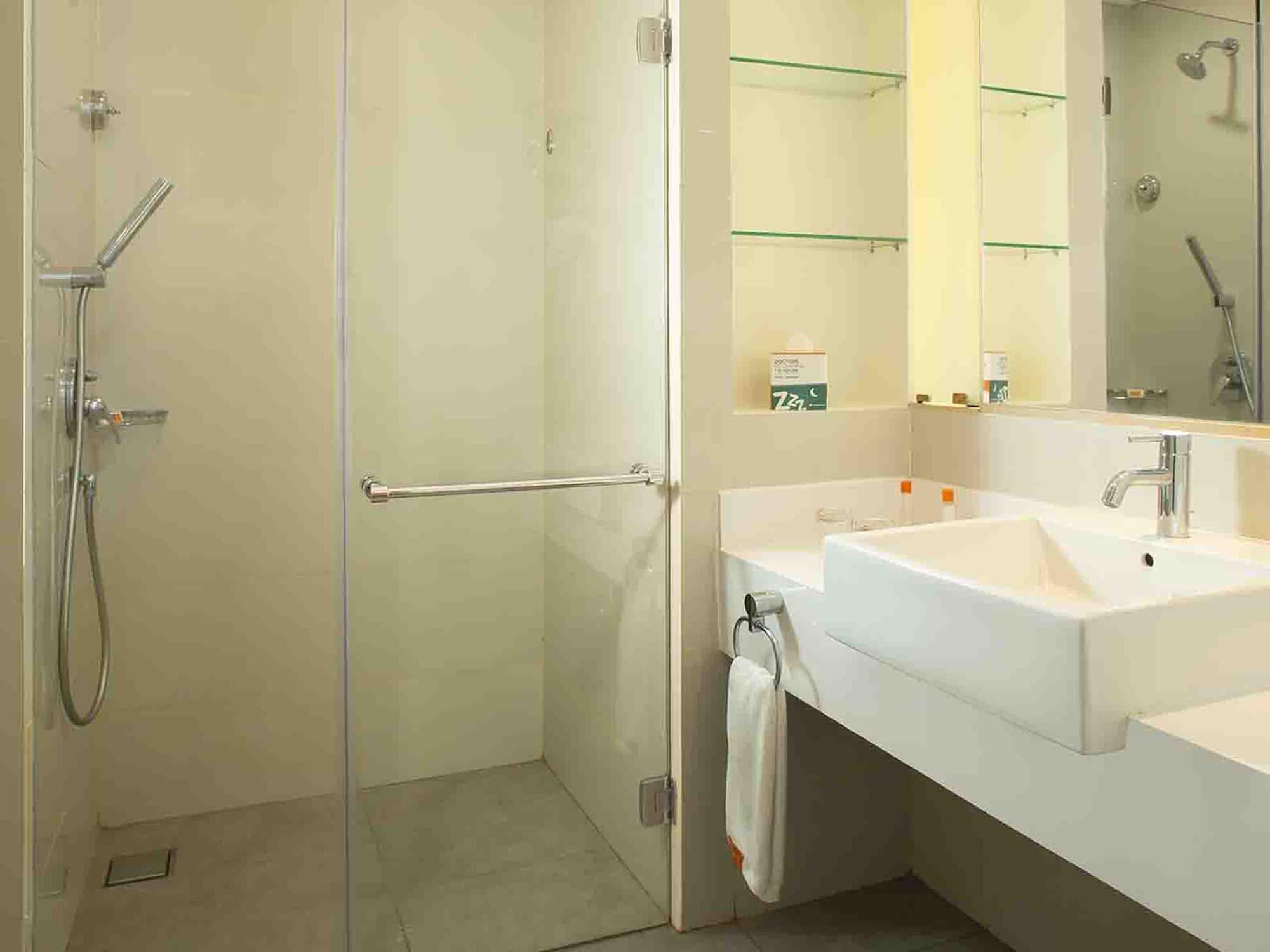 Harris Hotel Sentraland Семаранг Екстериор снимка